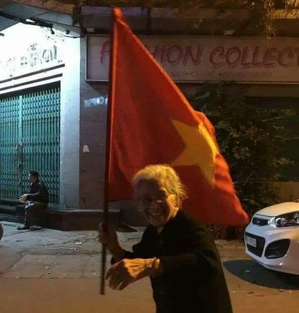 Người Hà Nội đổ ra đường ăn mừng chiến thắng của U23 Việt Nam - Hình 2