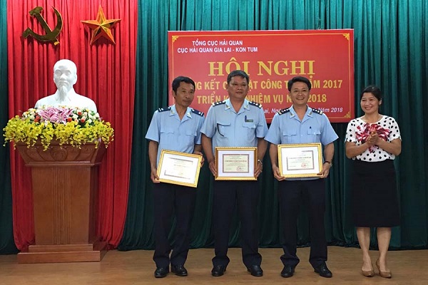 Cục Hải quan Gia Lai-Kon Tum hoàn thành vượt chỉ tiêu năm 2017 - Hình 2