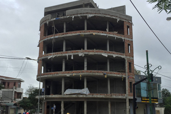 Rơi từ tầng 6 tòa nhà đang xây, một phụ nữ nguy kịch