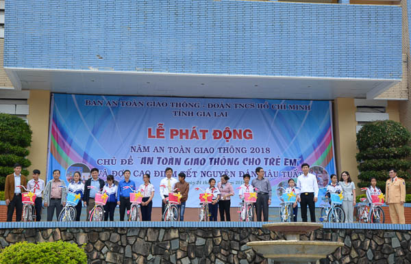 Gia Lai: Phát động Năm An toàn giao thông 2018 - Hình 6