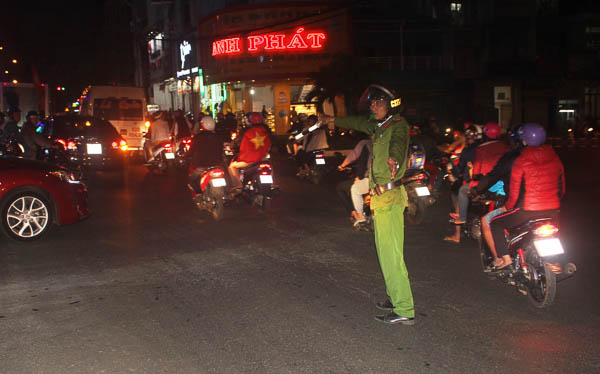 Gia Lai: CSGT “trắng đêm” trực chiến điều tiết giao thông sau trận thắng của U23 Việt Nam - Hình 2