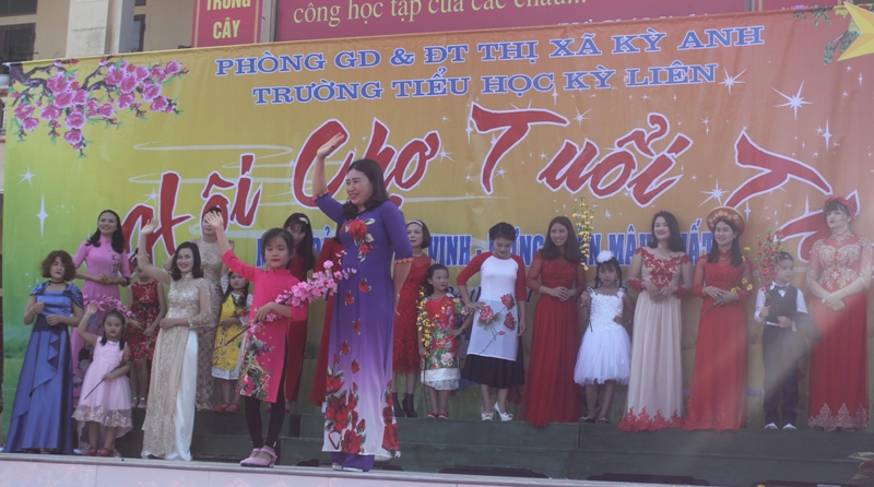 Hội chợ tuổi thơ vì học sinh nghèo dịp Tết Nguyên đán 2018