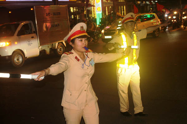 Gia Lai: CSGT “trắng đêm” trực chiến điều tiết giao thông sau trận thắng của U23 Việt Nam - Hình 3