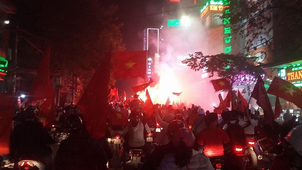 Hải Phòng: Cờ đỏ, pháo sáng ngập đường phố mừng U23 Việt Nam vào chung kết