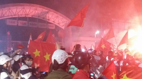Hải Phòng: Cờ đỏ, pháo sáng ngập đường phố mừng U23 Việt Nam vào chung kết - Hình 2