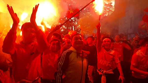 Hải Phòng: Cờ đỏ, pháo sáng ngập đường phố mừng U23 Việt Nam vào chung kết - Hình 1