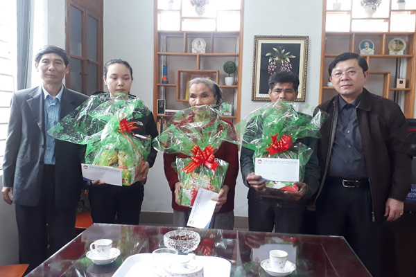PCT UBTWMTTQVN Nguyễn Hữu Dũng thăm và tặng quà gia đình khó khăn tỉnh Thừa Thiên Huế - Hình 1