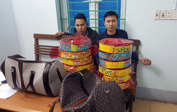 Quảng Ninh: Bắt giữ 2 thanh niên vận chuyển 12 bánh pháo - Hình 1