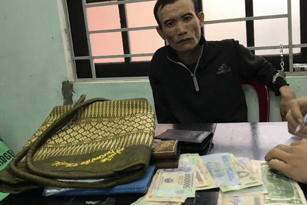 Thừa Thiên Huế: Nhiều người dân truy bắt tên cướp giật túi xách - Hình 1