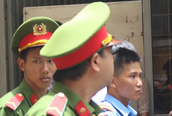 Lĩnh 16 năm tù can tội gọi giang hồ chém nhân viên khách sạn