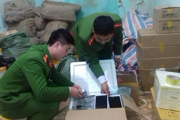 Lạng Sơn: Bắt giữ hàng nghìn chiếc điện thoại, máy tính bảng nhập lậu - Hình 1