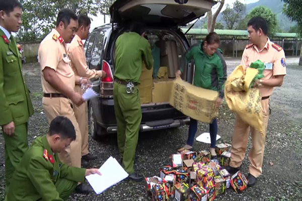 Xe ô tô dùng 5 biển số giả vận chuyển pháo lậu