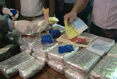 Lào Cai: Một nhóm đối tượng giấu hàng trăm nghìn viên ma túy trong xe bán tải - Hình 1