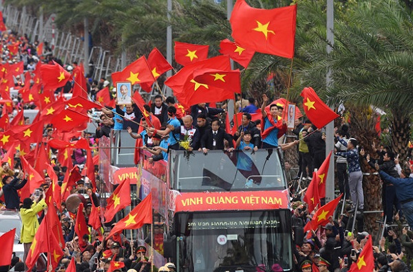 Xe buýt mui trần chở đội U23 Việt Nam diễu hành trong biển người - Hình 3