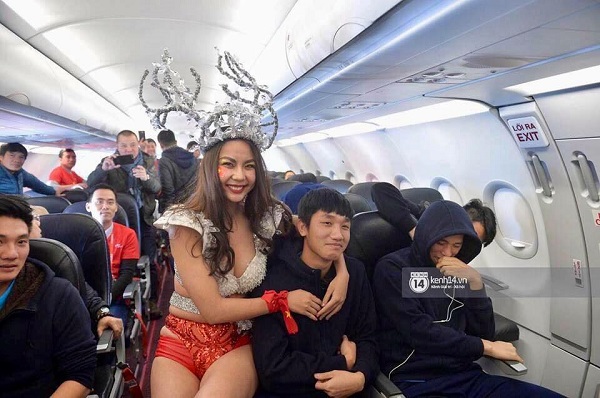 Đưa người mẫu mặc bikini lên máy bay chở U23 VN: Lời xin lỗi của Vietjet Air liệu có được chấp nhận? - Hình 1