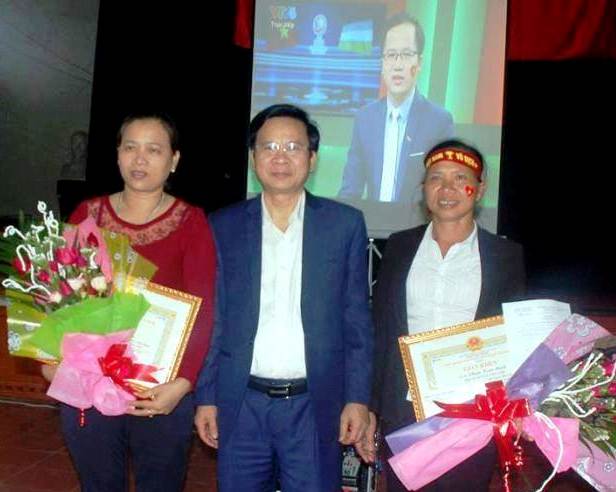 Nghệ An: Cầu thủ Phạm Xuân Mạnh, Phan Văn Đức được chủ tịch huyện tặng giấy khen