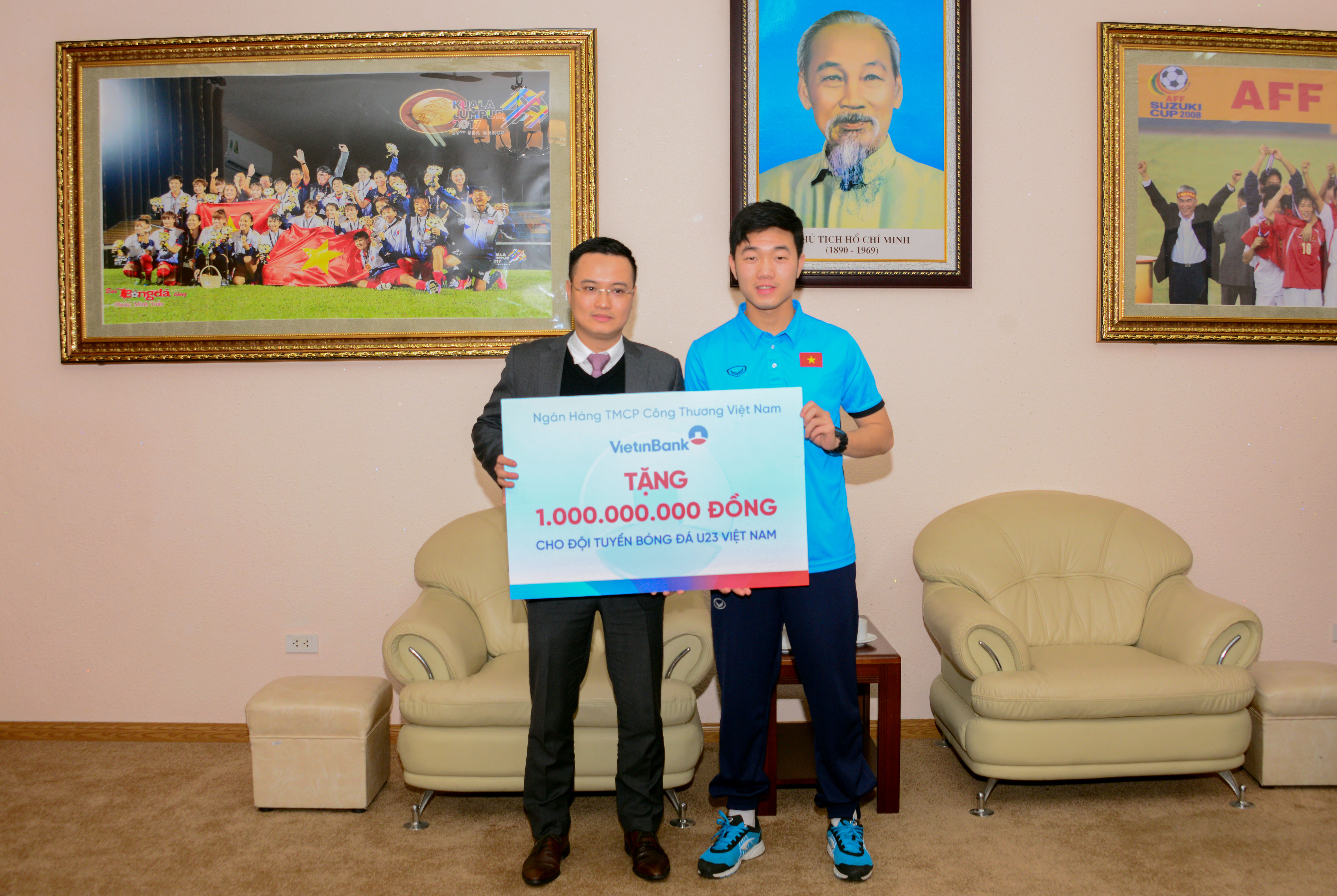 VietinBank trao tặng U23 Việt Nam 1 tỷ đồng - Hình 1