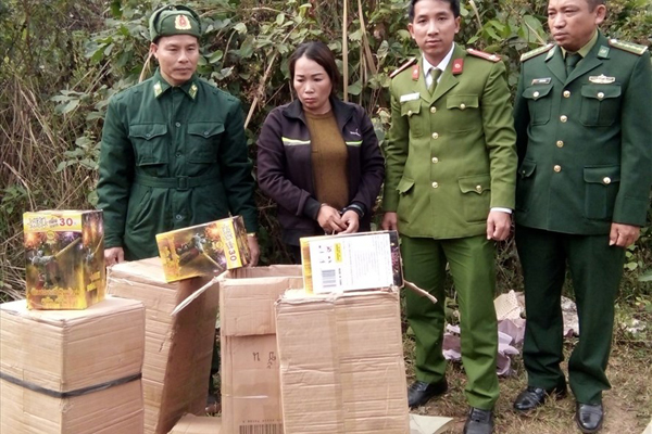 Quảng Trị: Bắt giữ một phụ nữ vận chuyển hơn 130kg pháo lậu - Hình 1