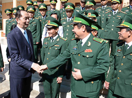Chủ tịch nước Trần Đại Quang thăm, chúc Tết cán bộ, chiến sỹ và đồng bào tỉnh Gia Lai - Hình 4