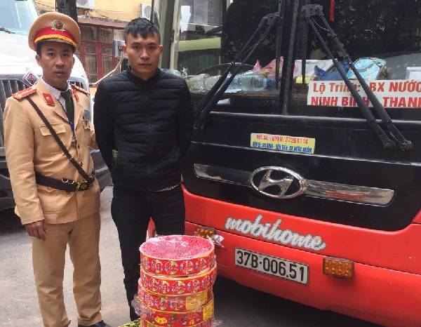 Bắc Giang: Bắt đối tượng vận chuyển pháo trái phép trên xe khách - Hình 1