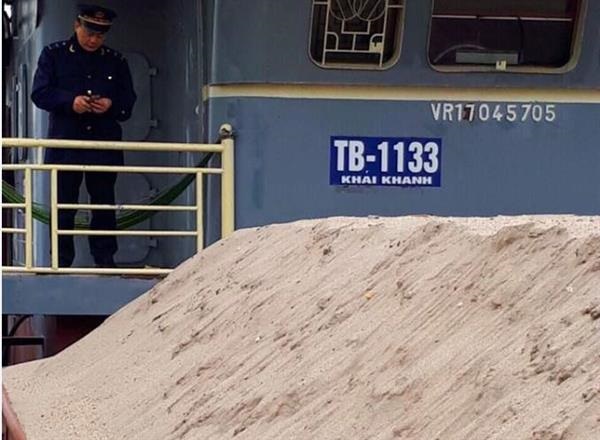 Quảng Ninh: Phát hiện tàu vận chuyển trái phép 500 m3 cát không có hóa đơn, chứng từ - Hình 1