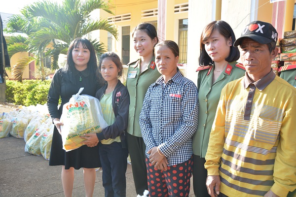 Gia Lai: 200 phần quà trao tay cho đồng bào nghèo DTTS đón Tết - Hình 2
