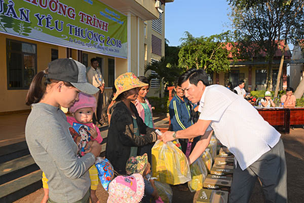 Gia Lai: 200 phần quà trao tay cho đồng bào nghèo DTTS đón Tết - Hình 1