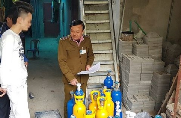 Phát hiện gần 100 bình chứa khí bóng cười tại Hà Nội