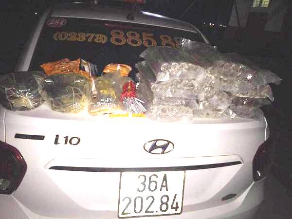 Thanh Hóa: Bắt giữ chiếc taxi chở 30 kg thuốc nổ trái phép - Hình 1