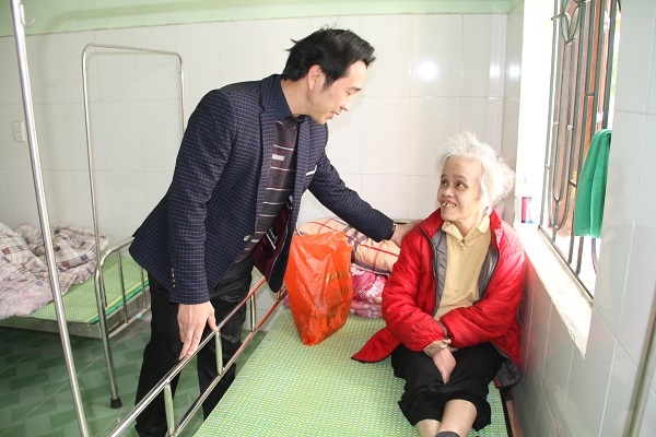 Trường THPT Kiến An (Hải Phòng): Tặng 80 suất quà tết cho người cao tuổi - Hình 2