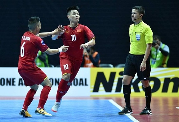 Ngược dòng thành công, ĐT Việt Nam vào tứ kết futsal châu Á 2018 - Hình 1