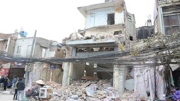 Hà Nội: Sập nhà 3 tầng, một phụ nữ bị thương - Hình 1