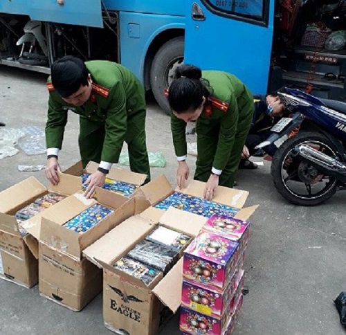 Nghệ An: Bắt giữ xe khách chở gần 90kg pháo hoa - Hình 1