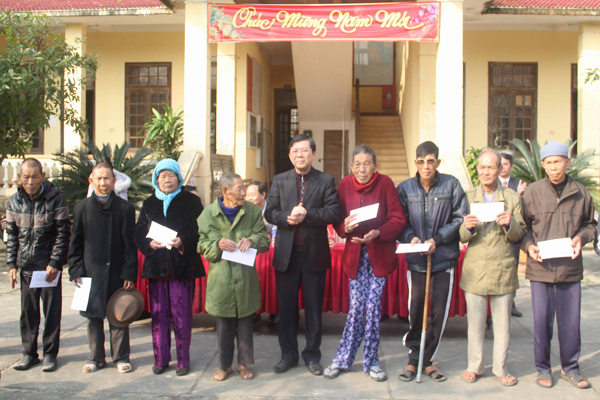 PCT UBTWMTTQVN Nguyễn Hữu Dũng thăm và tặng quà Tết cho người nghèo tại Quảng Trị - Hình 1