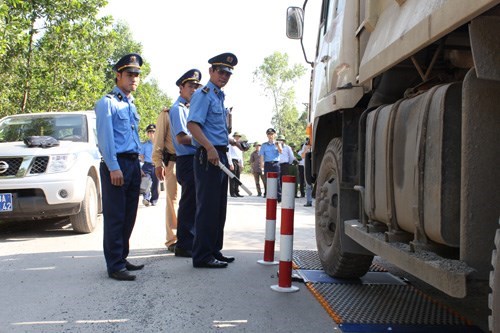 Ngành giao thông – vận tải tỉnh Quảng Bình “tuyên chiến” với nạn xe quá tải - Hình 1