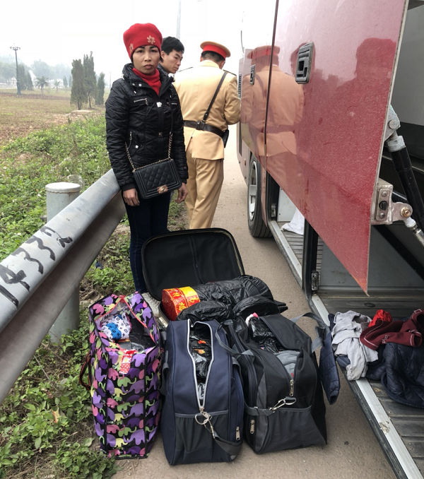 CSGT Bắc Giang: Bắt xe khách chở 117 kg pháo - Hình 2