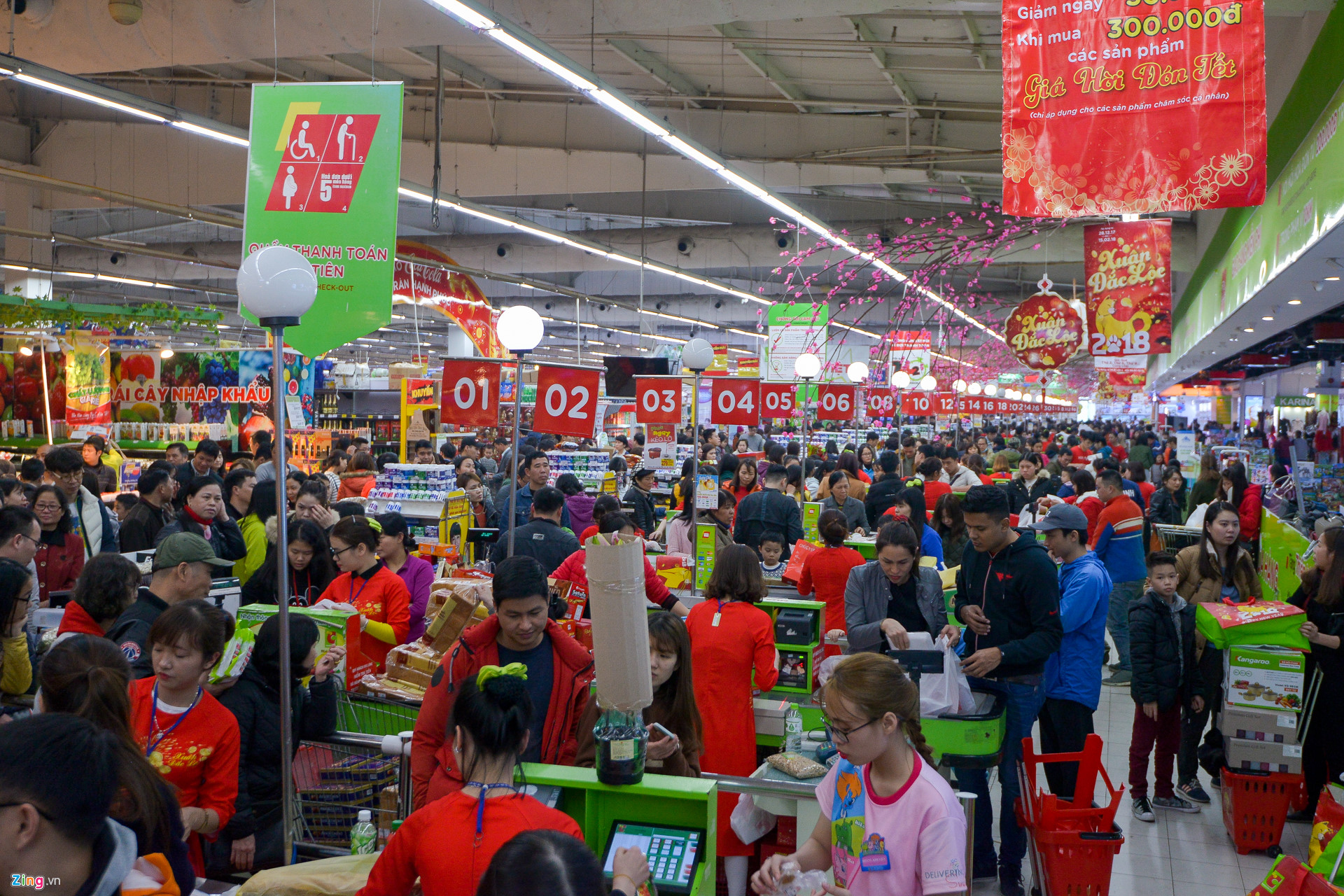 Nhiều siêu thị nghỉ Tết muộn, khai Xuân sớm