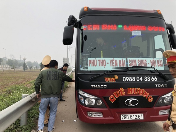 CSGT Bắc Giang: Bắt xe khách chở 117 kg pháo - Hình 1
