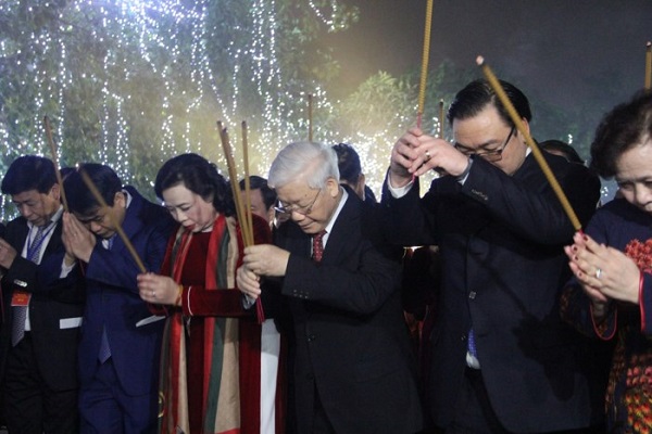 Tổng Bí thư Nguyễn Phú Trọng dâng hương tại tượng đài Lý Thái Tổ