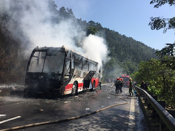 29 hành khách nước ngoài hoảng loạn khi chiếc ô tô đột ngột phát hỏa - Hình 1