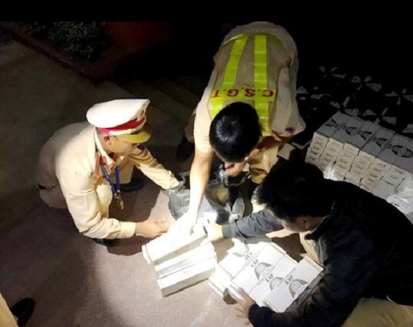 Kiểm tra nồng độ cồn, phát hiện ô tô chở 5.000 bao thuốc lá nhập ngoại