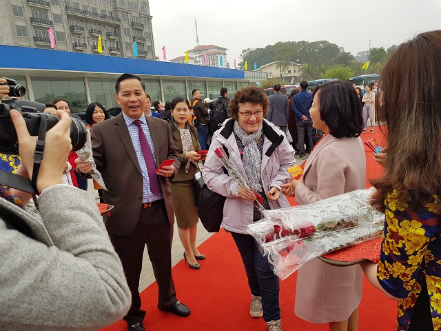 Quảng Ninh: Đón đoàn khách đầu tiên “xông đất” Vịnh Hạ Long dịp Tết Nguyên đán 2018 - Hình 2