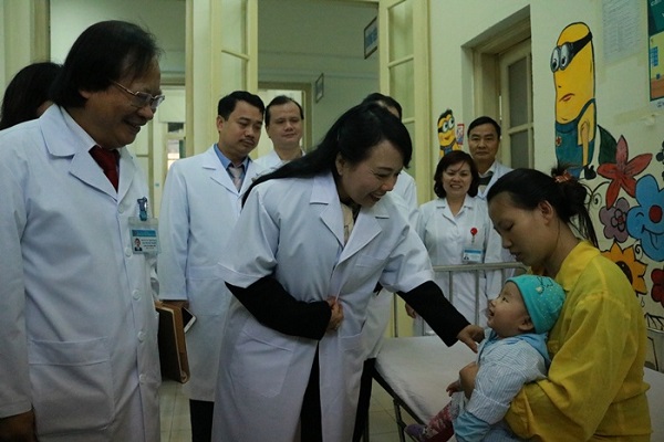 Bộ trưởng Nguyễn Thị Kim Tiến kiểm tra công tác trực Tết
