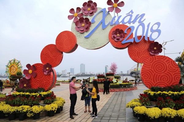Người dân phố biển Đà Nẵng rộn ràng bên đường hoa xuân - Hình 3