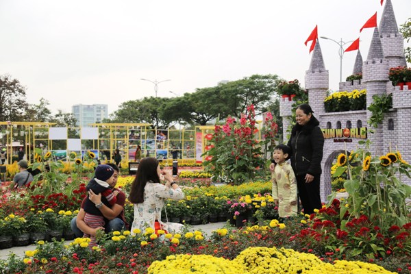 Người dân phố biển Đà Nẵng rộn ràng bên đường hoa xuân - Hình 4