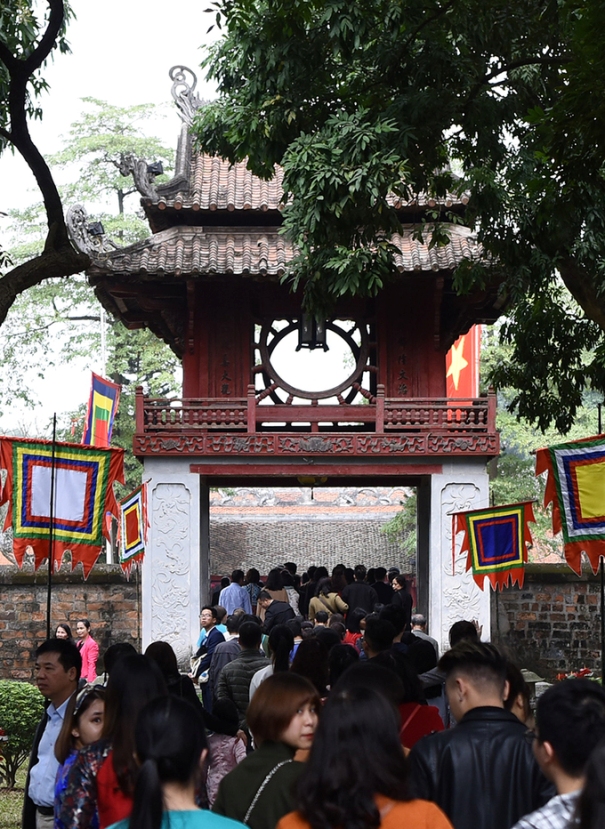 Hà Nội: Hàng nghìn người chờ xin chữ ở Văn Miếu