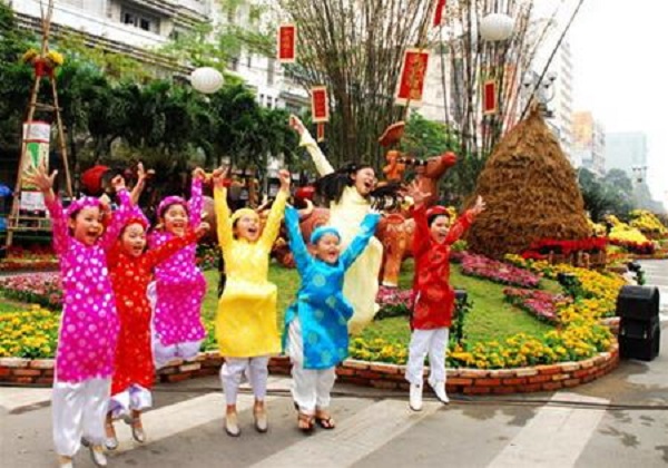 Trưa mùng 2 Tết, Bắc Bộ nắng ấm, Nam Bộ trời nắng