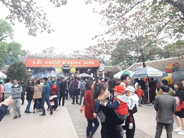 Người dân nô nức đi lễ đầu năm tại đền Trần Nam Định