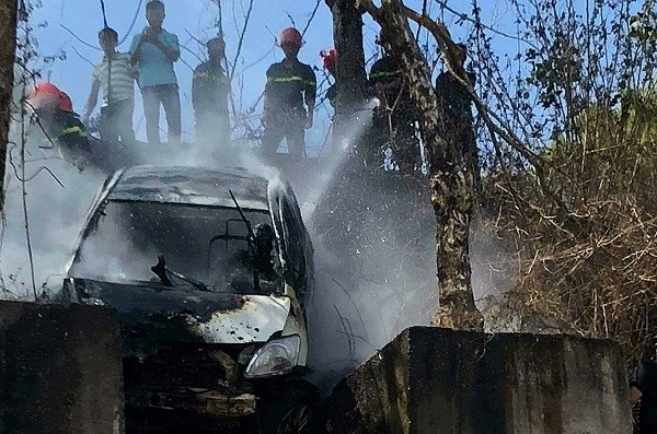 Gia Lai: Xe ô tô bốc cháy lao xuống vực, hai cha con tử vong - Hình 1
