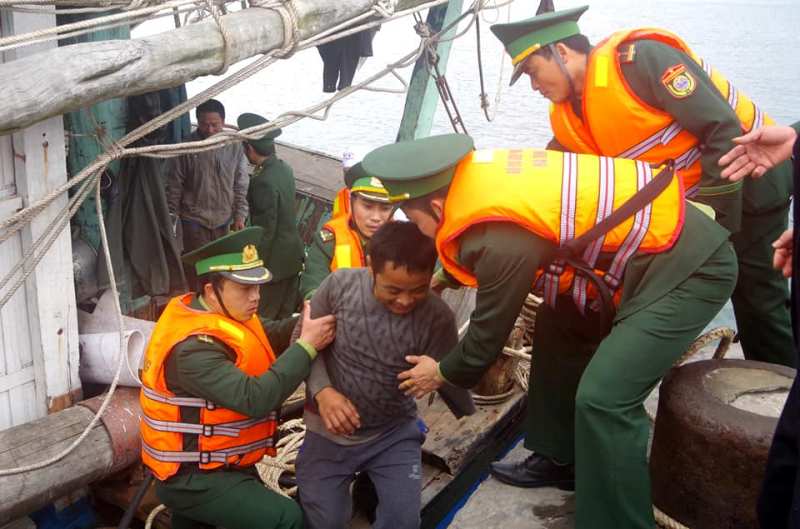 Bộ đội Biên phòng Hà Tĩnh cứu thành công 11 ngư dân gặp nạn trên biển - Hình 2